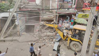 भरवाड़ा में अतिक्रमण के खिलाफ चल रही है बुलडोजर