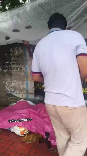 75 sal ke buzurg baba ko akela choor dya #viral #help #helping
