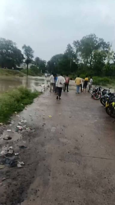 शिवपुरी-कोलारस क्षेत्र में आज हुई तेज बारिश के चलते नदी जगतपुर से खटीक मोहल्ला जाने वाले मार्ग पर गुंजारी नदी के ऊपर बने रपटे पर ऊपर से पानी वह रहा है।