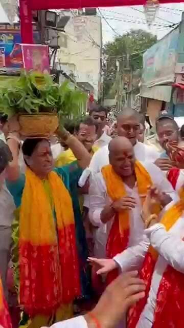 మిరాలం మండి మహాంకళేశ్వర ఆలయం వద్ద నృత్యం చేసిన మంత్రి పొన్నం, రాజ్యసభ సభ్యులు అనిల్ కుమార్ యాదవ్