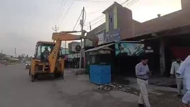 UP : बरेली में कांवड़ यात्रा मार्ग पर बिरयानी बिक रही थी। जिला प्रशासन को सूचना मिली।
बुलडोजर कार्यवाही की गई
