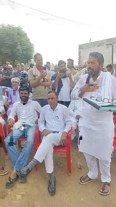 भादरा में पार्षद बशीर नारीका के पट्टेशुदा मकान को नगरपालिका प्रशासन द्वारा अवैध अतिक्रमण बताते हुए तोड़ने का नोटिस जारी किए जाने के विरोध में आज पूर्व विधायक बलवान पूनिया समेत सैकड़ों लोग एकजुट हुए।
मौके पर लोगों ने नगरपालिका प्रशासन की कार्रवाई के खिलाफ विरोध जताया और कार्रवाई पर सवाल उठाए।
#भादरा #Bhadra #BhadraVoice #बशीरनारीका #बलवानपूनिया #नगरपालिका #विरोधप्रदर्शन #भादरान्यूज़ #DineshTheReporter