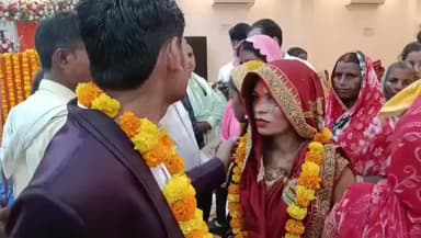 चंदौली: मुख्यमंत्री सामूहिक विवाह में 36 जोड़े परिणय सूत्र में बंधे, कार्यक्रम चंदौली के एक निजी लॉन में आयोजित हुआ