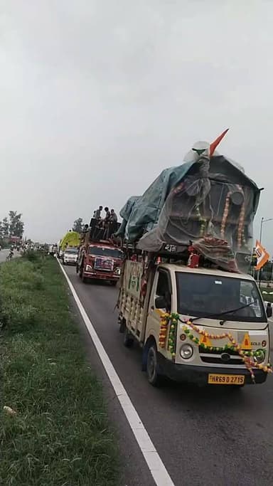 श्रद्धा का जन सैलाब हरिद्वार से गंगाजल लेकर आ रहे कावड़ियों की लगी भीड़ आसपास क्षेत्र के पुरुष महिलाएं कावड़ियों की सेवा में जुटे
