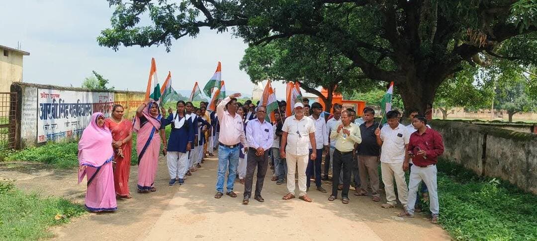 शासकीय उच्चतर माध्यमिक विद्यालय लमसरई में हर घर तिरंगा अभियान के तहत निकली भव्य तिरंगा रैली
सिंगरौली, 10 अगस्त 2026। स्वतंत्रता दिवस के अवसर पर जिले में संचालित हर घर तिरंगा अभियान के अंतर्गत ग्राम पंचायत लमसरई स्थित शासकीय उच्चतर माध्यमिक विद्यालय में राष्ट्रभक्ति एवं जनजागरूकता से ओतप्रोत तिरंगा रैली का आयोजन किया गया।रैली में विद्यालय के छात्र-छात्राओं, शिक्षकों, आंगनवाड़ी कार्यकर्ताओं एवं स्थानीय जनप्रतिनिधियों ने हाथों में तिरंगा लेकर ग्राम के विभिन्न क्षेत्रों का भ्रमण किया। इस दौरान विद्यार्थियों ने भारत माता की जय एवं देशभक्ति के नारों के माध्यम से ग्रामीणों को अपने-अपने घरों एवं प्रतिष्ठानों पर तिरंगा फहराने के लिए प्रेरित किया।
रैली का नेतृत्व विद्यालय के प्राचार्य एवं ग्राम पंचायत सचिव द्वारा संयुक्त रूप से किया गया। प्राचार्य ने कहा कि हर घर तिरंगा अभियान का उद्देश्य प्रत्येक नागरिक के मन में राष्ट्रप्रेम की भावना को और अधिक सशक्त करना तथा राष्ट्रीय ध्वज के प्रति सम्मान की भावना जागृत करना है। ग्राम पंचायत सचिव ने ग्रामीणों से स्वतंत्रता दिवस को उत्साह एवं गरिमा के साथ मनाते हुए अपने घरों पर तिरंगा फहराने की अपील की।
Jansampark Madhya Pradesh