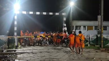 রেল গেট বন্ধ বলরামপুরের রাঙাডি। রবিবার গভীর রাতে মোটরসাইকেল দুর্ঘটনায় গুরুতর আহত তিনজন। হাসপাতালে নিয়ে আসার সময় রেলগেট বন্ধ থাকায়। আহতদের সহকর্মীরা দ্রুত হাসপাতালে নিয়ে যাওয়ার জন্য গুরুতর আহতকে কয়েকজন মিলে রেলগেট পার করে অন্য গাড়িতে করে হাসপাতালে নিয়ে যায়। এই দুর্ঘটনায় একজনের মৃত্যু হয়েছে বলে খবর। তিনজন বন্ধু মিলে শ্রাবণ মাসের সোমবারে বাগমুন্ডির লহরিয়া শিব মন্দির এ গিয়েছিল। সেখান থেকে বাড়ি ফিরার পথে দুর্ঘটনাটি ঘটে। আমিও মানুষের দাবি রেলগেটের উপর ওভারব্রিজ বা আন্ডার পাশের দ্রুত তৈরি করার আবেদন জানাই। বেশিরভাগ সময় রেলগেট দীর্ঘক্ষণ বন্ধ থাকায় যানজট সৃষ্টি হয়।
