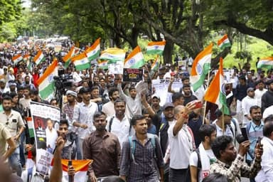 रांची में छात्रों का उग्र प्रदर्शन | Ranchi Student Protest | Ranchi Protest News | News Bihar Ki Aawaj |
झारखंड की राजधानी रांची में भर्ती परीक्षाओं में कथित अनियमितताओं को लेकर छात्रों का प्रदर्शन तेज हो गया है। पुलिस ने बैरिकेडिंग कर छात्रों को रोकने की कोशिश की, इस दौरान वाटर कैनन का इस्तेमाल किया गया। छात्रों ने विधानसभा घेराव के दौरान पुलिस की सातवीं बैरिकेडिंग तोड़ दी। ऐसे में बैरिकेडिंग तोड़कर आगे बढ़ रहे छात्रों को रोकने के लिए पुलिस ने हल्का लाठीचार्ज किया प्रदर्शनकारियों का आरोप है कि उन्हें कई जगहों पर रोका और डिटेन किया गया। विधानसभा के आसपास धारा 163 लागू है। वहीं बीजेपी नेताओं ने भी भर्ती परीक्षाओं की सीबीआई जांच की मांग को लेकर मुख्यमंत्री आवास के बाहर प्रदर्शन किया, जिसके बाद कई नेताओं को हिरासत में लिया गया।
.
.
.
#Ranchi #StudentProtest #RanchiProtest #Jharkhand #न्यू़जबिहारकीआवाज