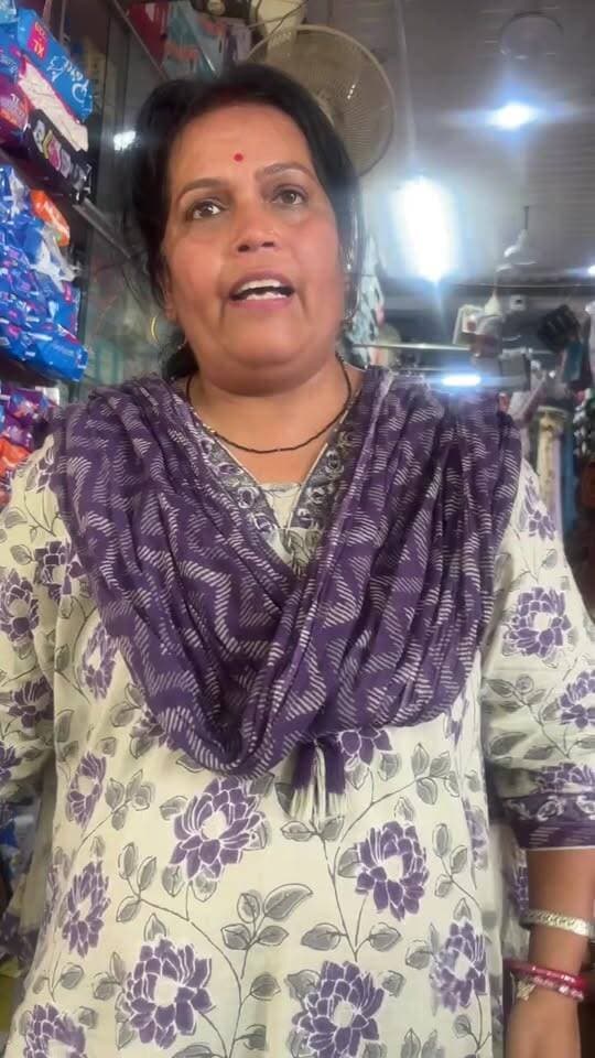 छतरपुर नगर पालिका का अतिक्रमण पर दोहरा एक्शन?
रसूखदारों के आगे बुलडोजर में ब्रेक, गरीब के हाथ ठेले पर कार्रवाई!
शहर में अतिक्रमण हटाने निकली नगर पालिका की कार्रवाई को लेकर अब सवाल उठने लगे हैं।
आरोप है कि गरीब का हाथ ठेला जब्त कर लिया गया, जबकि बड़े दुकानदारों को कार्रवाई के लिए समय दिया गया।
❓ क्या अतिक्रमण हटाने के नियम सबके लिए बराबर हैं?
❓ या फिर रसूख के हिसाब से बदल जाता है कार्रवाई का तरीका?
आप क्या सोचते हैं? कमेंट में अपनी राय जरूर बताएं। 👇
बुंदेली भौकाल Black&White News Bundelkhand Wala bundelkhand bharat news- बुंदेलखंड भारत समाचार समय एक्सप्रेस Pushpendra Kumar Tiwari
#छतरपुर #नगरपालिका #अतिक्रमण #बुलडोजर #छतरपुरन्यूज़