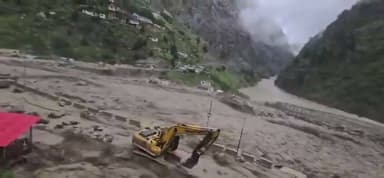 उत्तराखंड में तबाही
चमोली में बादल फटा। वैली ब्रिज उखड़कर बह गया। कई वाहन बह गए। BRO के एक कर्मचारी के भी बहने की सूचना है। Video भयानक है