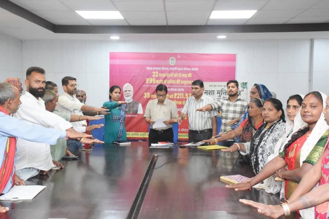 मुख्यमंत्री ने एकल क्लिक से हितग्राहियों के खातों में अंतरित की योजना राशि
सिंगरौली, 11 अगस्त 2026। मुख्यमंत्री डॉ. मोहन यादव ने आज मंत्रालय, भोपाल से आयोजित राज्य स्तरीय कार्यक्रम में एकल क्लिक के माध्यम से प्रदेश के लाखों हितग्राहियों के खातों में विभिन्न जनकल्याणकारी योजनाओं की सहायता एवं अनुदान राशि का अंतरण किया। कार्यक्रम के माध्यम से प्रधानमंत्री उज्ज्वला योजना, लाड़ली बहना योजना एवं सामाजिक सुरक्षा पेंशन योजना के हितग्राहियों को सीधे वित्तीय सहायता उपलब्ध कराई गई। मुख्यमंत्री डॉ. यादव ने कहा कि राज्य सरकार समाज के अंतिम व्यक्ति तक जनकल्याणकारी योजनाओं का लाभ पहुंचाने के लिए प्रतिबद्ध है। कार्यक्रम में प्रधानमंत्री उज्ज्वला योजना एवं लाड़ली बहना योजना के अंतर्गत प्रदेश की 22 लाख से अधिक बहनों को अनुदान सहायता के रूप में 99 करोड़ रुपये से अधिक की राशि तथा सामाजिक सुरक्षा पेंशन योजना के तहत 35 लाख से अधिक पेंशनधारियों को 211.53 करोड़ रुपये की राशि का एकल क्लिक के माध्यम से अंतरण किया गया।
मुख्यमंत्री ने जिले में प्रधानमंत्री उज्ज्वला योजना एवं लाड़ली बहना योजना के रिफिल अनुदान राशि का सफलतापूर्वक वितरण किया गया। जिले के 64,582 पात्र हितग्राही बहनों के बैंक खातों में रसोई गैस सिलिंडर रिफिल अनुदान के रूप में 1 करोड़ 26 लाख 67 हजार 59 रुपये की राशि सीधे अंतरित की गई। इसी प्रकार सामाजिक न्याय विभाग द्वारा संचालित सामाजिक सुरक्षा पेंशन योजना के अंतर्गत जिले के 20,792 हितग्राहियों के खातों में 1 करोड़ 24 लाख 75 हजार 200 रुपये की पेंशन राशि का अंतरण किया गया। इस प्रकार सिंगरौली जिले में दोनों योजनाओं के अंतर्गत कुल 85,374 हितग्राहियों को 2 करोड़ 51 लाख 42 हजार 259 रुपये की सहायता राशि सीधे उनके बैंक खातों में प्राप्त हुई। राशि के सीधे खातों में अंतरण से हितग्राहियों एवं उनके परिवारों में खुशी का माहौल है। हितग्राहियों ने त्वरित एवं पारदर्शी तरीके से सहायता राशि उपलब्ध कराने के लिए मुख्यमंत्री डॉ. मोहन यादव एवं राज्य सरकार के प्रति आभार व्यक्त किया। कलेक्ट्रेट कार्यालय में आयोजित कार्यक्रम के दौरान अपर कलेक्टर श्री पी.एस. त्रिपाठी ने उपस्थित हितग्राहियों को नशा मुक्ति की शपथ दिलाई। उन्होंने सभी से नशे से दूर रहने तथा स्वस्थ एवं नशामुक्त समाज के निर्माण में सक्रिय सहभागिता निभाने का आह्वान किया। इस अवसर पर उप संचालक सामाजिक न्याय विभाग श्रीमती रेखा पंचाल, जिला आपूर्ति अधिकारी पी.सी चन्द्रवंशी, पेंशन प्रभारी श्री आदर्श सिंह सहित बड़ी संख्या में हितग्राही उपस्थित रहे।
CM Madhya Pradesh
Jansampark Madhya Pradesh