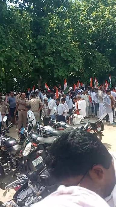 भैया फरेन्दा विधायक चौराहे से मा0 पूर्व विधायक बजरंग बहादुर सिंह की अगुवाई में निकल रहा भव्य तिरंगा यात्रा-
Public maharajganj #Maharajganj #maharajganjnews #pharenda #TirangaYatra