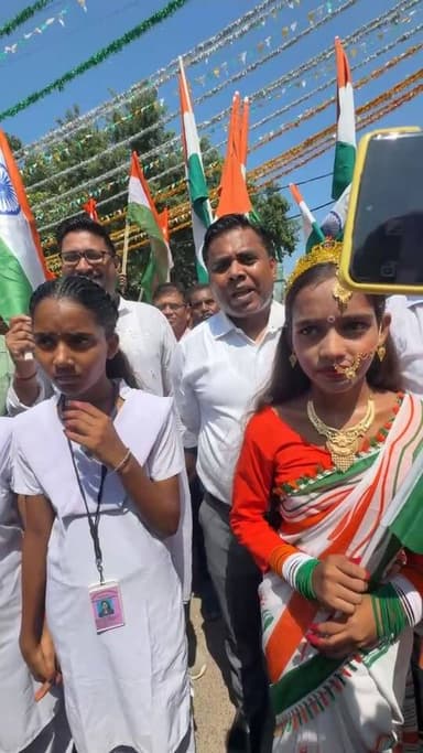 हर घर तिरंगा यात्रा जिला प्रशासन के द्वारा निकाला गया इस यात्रा में जिला मुख्यालय से सदर अस्पताल में जा कर सम्पन्न हुया इस कार्यक्रम में जिला के डी एम शेखर आनंद एस डी एम प्रियंका कुमारी एवं अन्य पदाधिकारी उपस्थित रहे #dm शेखपुरा #HarGharTiranga # fecbookreels #FecebookViralVideo