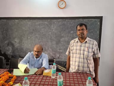 आज उच्च माध्यमिक विद्यालय, मेहसौल गोट, डुमरा में विद्यालय प्रबंधन समिति की बैठक में सहभागिता की तथा विद्यालय का निरीक्षण सीतामढ़ी विधायक सुनील कुमार पिंटू किए।।
#न्यू़जबिहारकीआवाज #newsbiharkiaawaj
