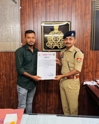 आज महाकुंभ में मेरे हार्ड वर्क और समर्पण के लिए आदरणीय राजकुमार मीना सर (IPS) के द्वारा सम्मान किया गया | उत्तर प्रदेश पुलिस के साथ कंधे से कंधा मिलाकर काम करने का अनुभव अविस्मरणीय रहा 🙌🏻👮#mahakumbh #prayagrajcity #prayagraj