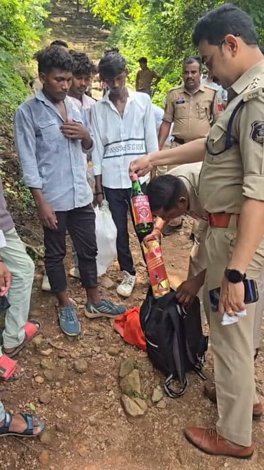 JanjgirChampa : आगामी नागपंचमी मेले की सुरक्षा को लेकर ASP डॉ. यूलैंडन यार्क ने संभाली कमान, अकलतरा क्षेत्र के दल्हा पहाड़ पहुंचकर सुरक्षा व्यवस्था का लिया जायजा, मेला समितियों एवं पहाड़ी मित्रों से की चर्चा, युवाओं से अपील, 'मेला में हाथ में चुड़ा (कड़ा) पहनकर न आएं, नाबालिगों के अभिभावकों से अपील, 'बच्चों को भीड़ में अकेले न भेजें'...Video