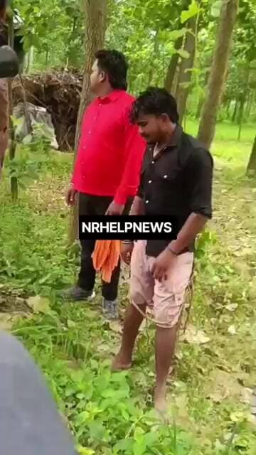 दिन दहाड़े लड़की से मिलने उसके घर पहुंचा आशिक। गांव वालों ने कर दिया इलाज।