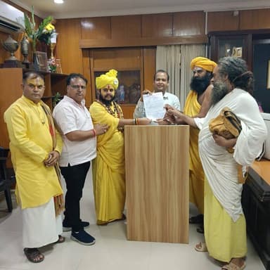 मंदिर की भूमि से अतिक्रमण हटाने की मांग, कलेक्टर को सौंपा ज्ञापन
पाटन, सीकर में मंदिर की भूमि पर किए गए कथित अवैध अतिक्रमण को हटाने की मांग को लेकर आज जिला कलेक्टर को ज्ञापन सौंपा गया।
अखिल भारतीय श्री पंच निर्वाणी अणी अखाड़ा, अयोध्या हनुमानगढ़ी के महंत श्री धर्मदास जी के नेतृत्व में सौंपे गए ज्ञापन में ग्राम बकसीपुरा पटवार हल्का घासीपुरा, तहसील पाटन स्थित श्री ठाकुर जी सीतारामजी मंदिर की भूमि का मामला उठाया गया।
ज्ञापन में आरोप लगाया गया कि मंदिर की भूमि पर भूमाफियाओं द्वारा अवैध अतिक्रमण किया गया है। साथ ही मंदिर की प्राचीन मूर्ति चोरी होने का भी उल्लेख किया गया है।
महंत धर्मदास जी ने प्रशासन से मंदिर की भूमि से अतिक्रमण हटाने, आवश्यक कानूनी कार्रवाई करने और मंदिर की प्राचीन मूर्ति बरामद करवाने की मांग की।
ज्ञापन में चेतावनी दी गई कि यदि जल्द कार्रवाई नहीं हुई तो संत समाज, ग्रामीणों और जनसेवकों द्वारा आंदोलन किया जाएगा।
#SikarSandesh #Sikar #Patan #RajasthanNews