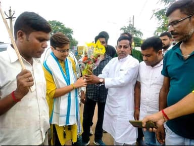 আগামী ২৮ শে আগস্ট তৃণমূল ছাত্র পরিষদের প্রতিষ্ঠা দিবস উপলক্ষে বুধবার বাঁকুড়ায় তৃণমূল ভবনে অনুষ্ঠিত হলো প্রস্তুতি সভা। উপস্থিত ছিলেন পশ্চিমবঙ্গ রাজ্য তৃণমূল ছাত্র পরিষদের সভানেত্রী প্রিয়াঙ্কা অধিকারী, বড়জোড়ার প্রাক্তন বিধায়ক অলোক মুখার্জি সহ বাঁকুড়া জেলা তৃণমূল নেতৃত্ব ও তৃণমূল ছাত্র পরিষদের নেতৃত্ব ও সদস্যরা !!