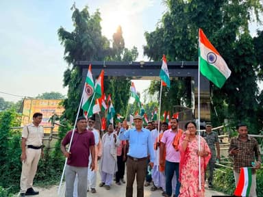 सोनबरसा में 'हर घर तिरंगा 🇮🇳 अभियान के तहत भव्य तिरंगा यात्रा निकाली गई। यात्रा का नेतृत्व बीडीओ मृत्युंजय कुमार एवं परिहार विधानसभा की विधायक गायत्री देवी ने किया।
#न्यू़जबिहारकीआवाज #newsbiharkiaawaj