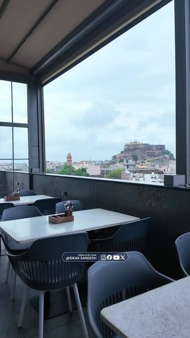 लक्ष्मणगढ़ में इतनी प्रीमियम प्रॉपर्टी? Rooftop का नजारा देखने आ रहे लोग, हर कोने से बाहर आता है क़िला। 14-16 अगस्त ऑफ़र भी
#SikarSandesh #Laxmangarh #Sikar #SikarFood #HotelFortView
