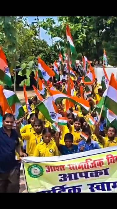 युवा दिवस पर नागेपुर में निकली भव्य तिरंगा यात्रा, नशामुक्ति का लिया संकल्प
वाराणसी। युवा दिवस के अवसर पर सांसद आदर्श ग्राम नागेपुर में बुधवार को युवाओं ने भव्य तिरंगा यात्रा निकाली। ग्राम प्रधान मुकेश कुमार और लोयुवा दिवस पर नागेपुर में निकली भव्य तिरंगा यात्रा, नशामुक्ति का लिया संकल्पक समिति संयोजक नंदलाल मास्टर के नेतृत्व में निकली यात्रा में सैकड़ों युवाओं, बच्चों, महिलाओं और ग्रामीणों ने भाग लिया। हाथों में तिरंगा लेकर देशभक्ति के नारों के साथ निकली यात्रा से पूरा गांव गूंज उठा। इस दौरान युवाओं ने नशे से दूर रहने और गांव को नशामुक्त बनाने का सामूहिक संकल्प लिया। आशा सामाजिक विद्यालय के बच्चों व किशोरियों तथा किशोरी सिलाई केंद्र की छात्राओं ने भी उत्साहपूर्वक सहभागिता की। ग्राम प्रधान मुकेश कुमार ने कहा कि देश का भविष्य युवाओं के हाथों में है, इसलिए उन्हें सकारात्मक दिशा में आगे बढ़ना चाहिए। नंदलाल मास्टर ने कहा कि तिरंगा एकता और अखंडता का प्रतीक है। युवाओं को नशे से दूर रहकर शिक्षा, रोजगार और सामाजिक बदलाव में योगदान देना चाहिये।
#LETESTNEWS #LetestUpdate 👇👇