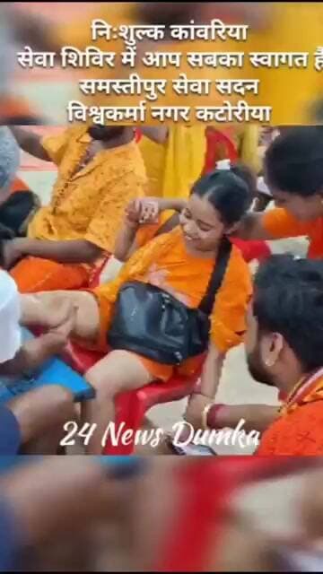 लड़की अपने पैरों की कर रही है मालिश क्योंकि पैरों पर दर्द के कारण से चला नहीं #bolbam #deoghar #news