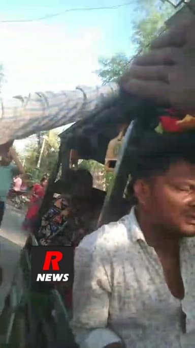 আবাস যোজনার সার্ভে ঘিরে উত্তেজনা,কালিনগর ১ গ্রাম পঞ্চায়েতের চর দুর্গাপুরে ক্ষোভ
আবাস যোজনার নতুন ঘরের সার্ভেকে কেন্দ্র করে চরম অনিয়মের অভিযোগ।কালিনগর ১ গ্রাম পঞ্চায়েতের চর দুর্গাপুর গ্রাম। যোগ্য সুবিধভোগীদের নাম বাদ দিয়ে স্বজনপোষণ এবং অন্যায্যভাবে তালিকা তৈরির অভিযোগে স্থানীয় পঞ্চায়েত সদস্যদের ঘিরে বিক্ষোভ দেখান গ্রামবাসীরা।
স্থানীয়দের দাবি, প্রকৃত কাঁচা বাড়ির মালিক এবং অসচ্ছল পরিবারগুলোকে বঞ্চিত করে প্রভাবশালী ও অসৎ উপায়ে অনেকের নাম তালিকায় তুলে ধরা হয়েছে। সার্ভে প্রক্রিয়ায় কোনো স্বচ্ছতা রাখা হয়নি বলেও তারা সরব হন। ক্ষুব্ধ গ্রামবাসীরা পঞ্চায়েত প্রতিনিধিদের ঘিরে ধরে তীব্র প্রতিবাদ জানান এবং সঠিক তদন্তের দাবি তোলেন।
#chordurgapur #kalinagar #raninagar #block #abasjojona