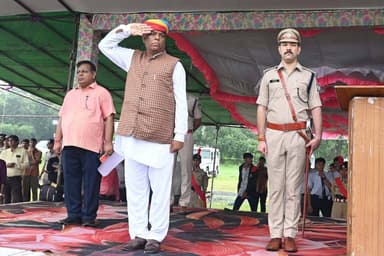 स्वतंत्रता दिवस समारोह की अंतिम रिहर्सल की गई
स्वतंत्रता दिवस के मुख्य समारोह के भव्य आयोजन के लिए की गई तैयारियों एवं परेड की अंतिम रिहर्सल आज 13 अगस्त को स्थानीय पुलिस परेड ग्राउंड पर की गई। रिहर्सल कार्यक्रम में मुख्य अतिथि एएसआई मदनलाल सांखला ने ध्वजारोण कर परेड की सलामी ली। इस दौरान पुलिस अधीक्षक श्री अमित कुमार, अपर कलेक्टर श्री बृजेंद्र रावत, अतिरिक्त पुलिस अधीक्षक, एसडीएम शहर सहित संबंधित विभागों के अधिकारी उपस्थित थे।
इस दौरान एस. ए. एफ. 24 वी वाहिनी 'बी' कंपनी रतलाम, जिला पुरूष बल रतलाम, जिला महिला बल रतलाम, जिला होमगार्ड बल रतलाम, एन.सी.सी. सीनियर डिविजन शासकीय कला एवं विज्ञान महाविद्यालय रतलाम, एन.सी.सी. जुनियर डिविजन शासकीय उत्कृष्ट उ.मा.वि. रतलाम, एन.सी.सी. सेंट, जोसेफ कान्वेन्ट स्कूल रतलाम, एन.सी.सी. मोर्निंग स्टार हाई स्कूल रतलाम द्वारा अंतिम रूप से मुख्य समारोह के लिए परेड की रिहर्सल की गई। स्कूली बच्चों द्वारा सांस्कृतिक कार्यक्रमों के लिए पूर्व अभ्यास किया गया। कार्यक्रम का संचालन श्री आशीष दशोत्तर द्वारा किया गया।
#JanSampark #ratlam