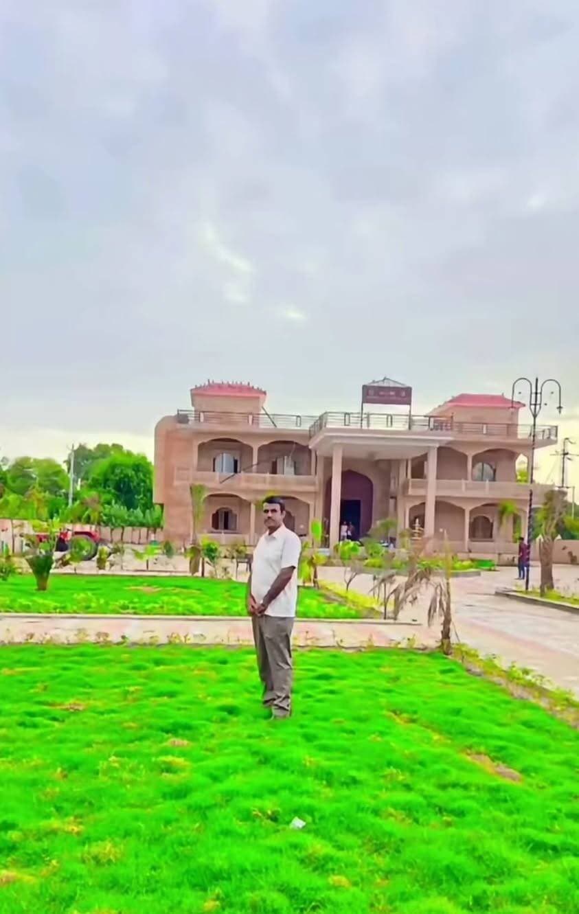 ग्राम पंचायत गुल्ले की बेरी...
इस पंचायत भवन निर्माण के लिए शायद केंद्र और राज्य सरकार ने अलग से विशेष बजट जारी किया होगा या फिर गांव के लोगों ने सरपंच चुनाव के दौरान फिजुल खर्चा नहीं करवाया होगा और सरपंच ने अपने घर से पैसे लगाकर इस पंचायत भवन का निर्माण करवाया होगा, या फिर भगवान के घर से कोई चमत्कार हुआ होगा और रातों रात ऐसा चमचमाता भवन अपने आप खड़ा हो गया होगा। खैर जो भी हो धन्यवाद के पात्र इस गांव के लोग और चुना हुआ जनप्रतिनिधि जिसने शायद सरकार से आये पैसे से अपना घर नहीं भरा होगा या कोई खुद बंगला या गाड़ी नहीं खरीदी होगी तभी ऐसा पंचायत भवन बना है। नहीं हम सबने ऐसी पंचायते देखी जिसके दरवाजे भी टूटे पड़े हैं या निर्माण के कुछ दिनों बाद फर्श टूट जाता है और छत टपक रही होती है। और निर्माण में घटिया सामग्री काम में लेकर निर्माण किया होता है।
#ग्राम_पंचायत #गुल्ले_की_बेरी
