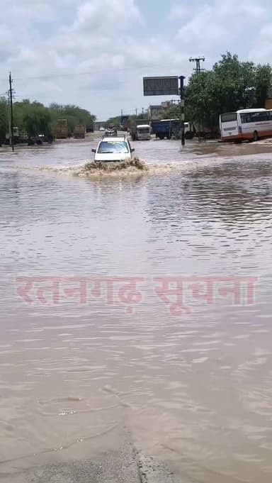 मेगा हाइवे पर एकत्रित वर्षाती पानी बना वाहन चालकों के लिए परेशानी का कारण