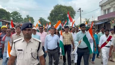 जिला पदाधिकारी के नेतृत्व में निकली ‘हर घर तिरंगा’ पदयात्रा
राजीव कुमार | गम्हरिया, मधेपुरा
‘हर घर तिरंगा’ अभियान के तहत प्रखंड परिसर गम्हरिया से सूर्यगंज बाजार होते हुए प्लस टू उच्च विद्यालय, सूर्यगंज तक प्रभात फेरी सह पदयात्रा निकाली गई। जिला पदाधिकारी अभिषेक रंजन के नेतृत्व में निकली यात्रा में अधिकारी, कर्मी, जीविका दीदियां और स्कूली बच्चे तिरंगा लेकर शामिल हुए। इस दौरान ‘वंदे मातरम’ और ‘भारत माता की जय’ के नारों से क्षेत्र गूंज उठा।
विद्यालय परिसर में डीएम ने कहा कि अभियान का उद्देश्य लोगों में देशभक्ति, राष्ट्रीय गौरव और एकता की भावना को मजबूत करना है। उन्होंने तिरंगे को राष्ट्रीय अस्मिता और अखंडता का प्रतीक बताया। मौके पर डीडीसी अनिल बसाक, बीडीओ चंदन कुमार, सीओ स्नेहा सागर सहित कई अधिकारी व जनप्रतिनिधि मौजूद रहे।
#Tirangayatra #gamhariyamadhepura #DMmadhepura