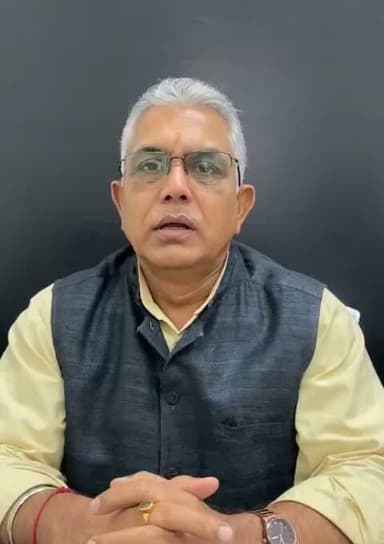 আবাস প্লাসের সম্ভাব্য সকল লাভার্থীদের কাছে আমার আন্তরিক আবেদন।
গত আড়াই মাস ধরে গ্রামে-গঞ্জে সর্বত্র লোক পাঠিয়ে আবাস প্লাসের সমীক্ষার কাজ চলছে। কিন্তু এখনও যদি কারও বাড়িতে সমীক্ষা না হয়ে থাকে, তাহলে আর দেরি করবেন না।
আগামী ১৫ আগস্টই সমীক্ষার কাজ শেষ হচ্ছে। তাই আগামী ২৪ ঘণ্টার মধ্যে আপনার নাম, গ্রামের নাম, গ্রাম পঞ্চায়েতের নাম, ব্লকের নাম এবং মোবাইল নম্বর নিচের ই-মেল ঠিকানায় পাঠিয়ে দিন:
📧 dilipghosh64@gmail.com
নিজের স্মার্টফোন না থাকলে পরিবারের বা আশেপাশের কারও মোবাইল থেকেও ই-মেল পাঠাতে পারেন। আপনার দেওয়া তথ্যের ভিত্তিতে প্রয়োজনীয় ব্যবস্থা নিয়ে আপনার বাড়িতে সমীক্ষার জন্য লোক পাঠানোর চেষ্টা করা হবে।
গত এক মাস ধরে মাননীয় বিধায়ক, গ্রাম পঞ্চায়েতের প্রধান এবং অন্যান্য জনপ্রতিনিধিদের সঙ্গে যোগাযোগ করে নিশ্চিত করার চেষ্টা করেছি যাতে কোনও যোগ্য পরিবার সমীক্ষার বাইরে না থেকে যায়। তবুও যদি কোথাও আমাদের কর্মীরা পৌঁছতে না পেরে থাকেন, তাহলে এটাই শেষবারের মতো আপনাদের কাছে নিজের থেকে এগিয়ে আসার আবেদন।
মনে রাখবেন, ১৫ আগস্ট সমীক্ষা শেষ হয়ে গেলে পরবর্তী সুযোগ কবে আসবে, তা নিশ্চিত নয়। ফলে যোগ্য হয়েও বহু মানুষ দীর্ঘদিন সুবিধা থেকে বঞ্চিত হতে পারেন।
পশ্চিমবঙ্গ সরকারের পঞ্চায়েত ও গ্রামোন্নয়ন দপ্তরের পক্ষ থেকে আমরা সর্বোচ্চ চেষ্টা করছি, কিন্তু এই উদ্যোগ সফল করতে আপনাদের সহযোগিতাও অত্যন্ত জরুরি।
আপনার নিজের বাড়িতে সমীক্ষা না হয়ে থাকলে নিজের তথ্য পাঠান। আর আশেপাশে এমন কোনও পরিবার থাকলে, যাদের বাড়িতেও এখনও সমীক্ষা হয়নি, তাদের তথ্যও পাঠাতে সহযোগিতা করুন।
যোগ্য কোনও পরিবার যেন সমীক্ষার বাইরে না থাকে—এটাই আমাদের লক্ষ্য।
দিলীপ ঘোষ।