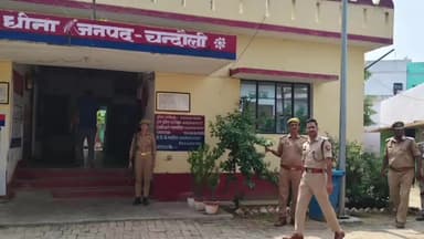 सकलडीहा: थाना धीना के औचक निरीक्षण में एसपी ने अधिकारियों को लगाई फटकार