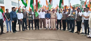 हर घर तिरंगा अभियान के तहत जिलेभर में निकली तिरंगा रैलियां
स्वतंत्रता दिवस के अवसर पर देशभक्ति, राष्ट्रीय एकता और तिरंगे के प्रति सम्मान की भावना को जन-जन तक पहुंचाने के उद्देश्य से जिले में ’’हर घर तिरंगा अभियान’’ के तहत अनेक नगरीय एवं ग्रामीण क्षेत्रों में भव्य तिरंगा रैलियों का आयोजन किया गया। रैलियों में जनप्रतिनिधियों, अधिकारियों-कर्मचारियों, विद्यार्थियों, शिक्षकों एवं गणमान्य नागरिकों ने उत्साहपूर्वक सहभागिता की। हाथों में तिरंगा लेकर निकले लोगों से पूरा वातावरण देशभक्ति के रंग में रंगा नजर आया।
शाहगंज में आयोजित तिरंगा रैली में विधायक श्री रमाकांत भार्गव शामिल हुए। उन्होंने नागरिकों एवं विद्यार्थियों के साथ हाथों में तिरंगा लेकर रैली में सहभागिता की और हर घर तिरंगा अभियान को सफल बनाने का संदेश दिया। वहीं भैरूंदा में आयोजित तिरंगा रैली में मध्यप्रदेश पिछड़ा वर्ग एवं अल्पसंख्यक आयोग के अध्यक्ष श्री रवि मालवीय शामिल हुए। रैली में बड़ी संख्या में नागरिकों एवं विद्यार्थियों ने भाग लिया।
जिले के आष्टा, भैरूंदा, शाहगंज, श्यामपुर, जावर सहित अनेक नगरीय एवं ग्रामीण क्षेत्रों में तिरंगा रैलियां निकाली गईं। विभिन्न ग्राम पंचायतों में भी स्थानीय जनप्रतिनिधियों, अधिकारियों, कर्मचारियों और ग्रामीणों ने उत्साह के साथ रैली में सहभागिता की। रैलियों में शामिल लोगों ने हाथों में तिरंगा लेकर देशभक्ति के नारे लगाए और राष्ट्र के प्रति एकता एवं समर्पण का संदेश दिया।
जिले के अनेक शैक्षणिक संस्थानों द्वारा भी तिरंगा रैलियों का आयोजन किया गया। विद्यालयों एवं महाविद्यालयों के छात्र-छात्राएं हाथों में तिरंगा लेकर रैली में शामिल हुए। विद्यार्थियों में विशेष उत्साह देखने को मिला। रैलियों के माध्यम से विद्यार्थियों ने देश की स्वतंत्रता के महत्व, राष्ट्रध्वज के सम्मान और राष्ट्रीय एकता का संदेश दिया।
हर घर तिरंगा अभियान का उद्देश्य प्रत्येक नागरिक को स्वतंत्रता दिवस के उत्सव से जोड़ना और तिरंगे के प्रति सम्मान एवं गौरव की भावना को मजबूत करना है। अभियान के माध्यम से नागरिकों को अपने घरों पर तिरंगा फहराने के लिए प्रेरित किया जा रहा है, ताकि स्वतंत्रता दिवस केवल एक सरकारी आयोजन न रहकर प्रत्येक परिवार और प्रत्येक नागरिक का राष्ट्रीय पर्व बने।
तिरंगा रैलियों में उमड़ा जनसैलाब जिले में देशभक्ति और राष्ट्रीय एकता की मजबूत भावना को प्रदर्शित करता रहा। रैलियों के दौरान ’’भारत माता की जय, वंदे मातरम’’ जैसे देशभक्ति के नारों से वातावरण गूंजता रहा। जिलेभर में आयोजित इन रैलियों ने स्वतंत्रता दिवस के प्रति उत्साह और राष्ट्रीय गौरव की भावना को और मजबूत किया।
#JansamparkMP #CMMadhyaPradesh #MadhyaPradesh #sehore