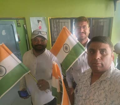 ‘सेल्फी विद तिरंगा’ के माध्यम से जिला बाल संरक्षण इकाई ने दिया राष्ट्रप्रेम का संदेश
यमुनानगर। स्वतंत्रता दिवस के उपलक्ष्य में देशभर में चलाए जा रहे ‘हर घर तिरंगा’ एवं ‘सेल्फी विद तिरंगा’ अभियान के तहत जिला बाल संरक्षण इकाई, यमुनानगर द्वारा तिरंगे के सम्मान, राष्ट्रप्रेम तथा देश की एकता एवं अखंडता का संदेश दिया गया।
इसी कड़ी में जिला बाल संरक्षण इकाई, यमुनानगर से सामाजिक कार्यकर्ता रंजन शर्मा, आउटरीच वर्कर गुरप्रीत सिंह एवं गौरव ने तिरंगे के साथ सेल्फी लेकर आमजन को राष्ट्रध्वज के प्रति सम्मान एवं गौरव की भावना के लिए प्रेरित किया। इस अवसर पर उन्होंने कहा कि तिरंगा केवल हमारा राष्ट्रीय ध्वज नहीं, बल्कि देश की एकता, अखंडता, स्वतंत्रता, गौरव और करोड़ों भारतीयों की भावनाओं का प्रतीक है।
उन्होंने कहा कि स्वतंत्रता दिवस हमें उन महान स्वतंत्रता सेनानियों और राष्ट्रनिर्माताओं के योगदान को याद करने का अवसर देता है, जिनके संघर्ष और त्याग के कारण देश ने स्वतंत्रता प्राप्त की। आज हमारा कर्तव्य है कि हम देश की एकता एवं अखंडता को मजबूत बनाने, संविधान के मूल्यों का सम्मान करने तथा समाज के प्रत्येक वर्ग, विशेषकर बच्चों के सुरक्षित एवं उज्ज्वल भविष्य के लिए मिलकर कार्य करें।
जिला बाल संरक्षण इकाई द्वारा मिशन वात्सल्य के अंतर्गत बच्चों के संरक्षण, सुरक्षा, पुनर्वास एवं उनके अधिकारों के प्रति जागरूकता के लिए निरंतर कार्य किया जा रहा है। ‘सेल्फी विद तिरंगा’ जैसी गतिविधियों के माध्यम से विभागीय अधिकारी एवं कर्मचारी न केवल राष्ट्रप्रेम की भावना को प्रोत्साहित कर रहे हैं, बल्कि समाज में सकारात्मक संदेश भी पहुंचा रहे हैं।
इस अवसर पर रंजन शर्मा, गुरप्रीत सिंह एवं गौरव ने सभी नागरिकों से आह्वान किया कि वे स्वतंत्रता दिवस के अवसर पर अपने घरों, कार्यालयों एवं संस्थानों में तिरंगे के प्रति पूर्ण सम्मान रखते हुए राष्ट्रप्रेम की भावना को मजबूत करें और देश की प्रगति में अपना योगदान दें।
उन्होंने संदेश दिया कि—
“तिरंगा हमारी शान है,
तिरंगा हमारी पहचान है।
देश की एकता और अखंडता के लिए
हम सबका योगदान महान है।”
जय हिंद! 🇮🇳
वंदे मातरम्! 🇮🇳
