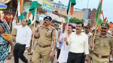 *जिलाधिकारी एवं पुलिस अधीक्षक जनपद बलिया के नेतृत्व में "हर घर तिरंगा अभियान 2026" के तहत कोतवाली क्षेत्र में भव्य तिरंगा यात्रा का किया गया आयोजन ।*
*जनपद के पुलिसकर्मियों एवं प्रशासनिक अधिकारी/कर्मचारीगण समेत संभ्रान्त व्यक्तियों ने अधिक संख्या में किया प्रतिभाग ।*
आज दिनांक 13.08.2026 को 80वां स्वतंत्रता दिवस के परिप्रेक्ष्य में "हर घर तिरंगा अभियान 2026" के अंतर्गत *श्रीमान् जिलाधिकारी महोदय बलिया श्री मंगला प्रसाद सिंह व श्रीमान् पुलिस अधीक्षक महोदय बलिया श्री ओमवीर सिंह* के नेतृत्व में नागरिकों में देशभक्ति की भावना को जागृत करने एवं राष्ट्रीय ध्वज तिरंगे के प्रति सम्मान व्यक्त करने के उद्देश्य से थाना कोतवाली क्षेत्र में भव्य तिरंगा यात्रा का आयोजन किया गया।
👉 तिरंगा यात्रा में पुलिसकर्मियों के साथ-साथ जनपद के प्रशासनिक अधिकारी, शांति समिति के सदस्य, सुरक्षा सखियां, पुलिस मित्र, सेवानिवृत्त सैनिक, महिला स्वयं सहायता समूह, जनप्रतिनिधि और प्रबुद्धजन भी शामिल हुए। सभी ने एकजुट होकर "जय हिंद" और "वंदे मातरम" के गगनभेदी नारों के साथ एकता, अखंडता और देशप्रेम का संदेश दिया।
👉 यात्रा के दौरान बज रहे देशभक्ति गीतों और नारों ने आसपास के क्षेत्र को राष्ट्रप्रेम के रंग में रंग दिया। इस आयोजन ने आमजन में राष्ट्रीय गौरव और तिरंगे के प्रति सम्मान की भावना को जागृत करने में महत्वपूर्ण भूमिका निभाई। पुलिस अधीक्षक बलिया के नेतृत्व में आयोजित इस तिरंगा रूट मार्च ने हर घर में राष्ट्रध्वज फहराने के लिए लोगों को प्रोत्साहित किया।
👉"हर घर तिरंगा अभियान 2026" का मुख्य उद्देश्य प्रत्येक नागरिक के मन में देशभक्ति की भावना को प्रबल करना और राष्ट्रध्वज के प्रति सम्मान को बढ़ावा देना है। इस अभियान के तहत जिले में विभिन्न कार्यक्रम आयोजित किए जा रहे हैं, जिसमें तिरंगा यात्रा और फ्लैग मार्च प्रमुख हैं।
पुलिस अधीक्षक बलिया ने इस अवसर पर कहा कि तिरंगा हमारी एकता और अखंडता का प्रतीक है। इस अभियान के माध्यम से हम न केवल स्वतंत्रता दिवस के उत्सव को और भव्य बनाना चाहते हैं, बल्कि प्रत्येक नागरिक को राष्ट्रप्रेम की भावना से जोड़ना चाहते हैं ।
इस तिरंगा यात्रा में जनपद के मुख्य विकास अधिकारी महोदय, एडीएम महोदय, समस्त प्रशासनिक अधिकारी/कर्मचारीगण, और पुलिस अधिकारी/कर्मचारीगण उपस्थित रहें, जिन्होंने एकजुट होकर इस अभियान को सफल बनाने का संकल्प लिया।
बलिया पुलिस ने सभी नागरिकों से अपील की है कि वे "हर घर तिरंगा अभियान" में बढ़-चढ़कर हिस्सा लें और 15 अगस्त 2026 को अपने घरों पर तिरंगा फहराकर राष्ट्रप्रेम का संदेश दें।
*सोशल मीडिया सेल*
*जनपद बलिया*