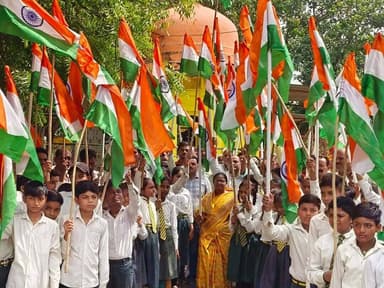 🇮🇳हर घर तिरंगा अभियान🇮🇳
नगर परिषद तरीचर कलां में 'हर घर तिरंगा' रैली का भव्य आयोजन; देशभक्ति के रंगों में रंगा पूरा नगर
--
'हर घर तिरंगा' अभियान के अंतर्गत आज नगर परिषद तरीचर कलां में एक विशाल एवं भव्य जन-जागरूकता रैली का आयोजन किया गया। देशभक्ति और एकता के संदेश के साथ आयोजित इस रैली में नगर परिषद के प्रतिनिधियों, अधिकारियों और आम नागरिकों ने अभूतपूर्व उत्साह के साथ भाग लिया।
रैली का शुभारंभ नगर के प्रमुख मार्ग से हुआ, जहाँ देशभक्ति के जयघोषों और हाथों में लहराते राष्ट्रध्वज के साथ पूरा वातावरण 'जय हिंद' और 'भारत माता की जय' के नारों से गुंजायमान हो उठा। जनप्रतिनिधियों और नागरिकों की अनुकरणीय सहभागिता
इस गरिमामय आयोजन में अध्यक्ष, उपाध्यक्ष एवं समस्त सम्मानित पार्षदगण। मुख्य नगरपालिका अधिकारी श्रीमती सुनीता खरे एवं नगर परिषद के समस्त अधिकारी व कर्मचारी, नगर के प्रमुख जनप्रतिनिधि, गणमान्य नागरिक तथा विभिन्न विद्यालयों के छात्र-छात्राओं ने तिरंगा यात्रा में सहभागिता की।
रैली नगर के विभिन्न प्रमुख मार्गों से होती हुई सफलतापूर्वक संपन्न हुई। स्कूली बच्चों के चेहरे पर दिख रहे उत्साह और नागरिकों के देशप्रेम ने इस आयोजन को ऐतिहासिक बना दिया। नगर परिषद प्रशासन ने कार्यक्रम को सफल बनाने के लिए उपस्थित सभी जनप्रतिनिधियों, प्रबुद्ध नागरिकों, शिक्षकों और बच्चों का हृदय से आभार व्यक्त किया।
हर घर तिरंगा 🇮🇳 | हर दिल तिरंगा ❤️ | जय हिंद!
#HarGharTiranga #AzadiKaAmritMahotsav #VandeMataram #jansamparkMP #niwari