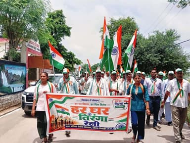 🇮🇳हर घर तिरंगा अभियान🇮🇳
जेरोन खालसा में तिरंगा यात्रा की धूम, देशभक्ति के रंग में रंगा पूरा नगर
--
स्वतंत्रता दिवस के उपलक्ष्य में 'हर घर तिरंगा' अभियान के तहत नगर परिषद जेरोन खालसा में आज एक भव्य तिरंगा यात्रा निकाली गई। इस दौरान पूरा नगर राष्ट्रभक्ति के अनूठे रंग में सराबोर नजर आया।
यात्रा में उमड़े जनसैलाब और हाथों में लहराते राष्ट्रीय ध्वज ने एकता और भाईचारे का संदेश दिया। गौरवमयी यात्रा का नेतृत्व स्थानीय प्रशासन और जनप्रतिनिधियों ने संयुक्त रूप से किया। यात्रा में मुख्य रूप से नायब तहसीलदार ब्रजेश खरे, अध्यक्ष प्रतिनिधि मातादीन पस्तोर, मुख्य नगरपालिका अधिकारी (सीएमओ) देवेंद्र आर्य, उपयंत्री विजय सोनी, रमाकांत चौरसिया और बिशोक यादव शामिल हुए। इसके साथ ही नगर परिषद के समस्त स्टाफ और पार्षदों ने भी कार्यक्रम में अपनी सक्रिय भागीदारी दर्ज कराई।
सुरक्षा व्यवस्था और विभिन्न विभागों का मिला सहयोग
यात्रा को सुरक्षित और व्यवस्थित बनाने के लिए थाना प्रभारी सहित पुलिस बल मुस्तैद रहा। कार्यक्रम में पटवारी, स्वास्थ्य विभाग के कर्मचारी, आंगनवाड़ी कार्यकर्ता, स्थानीय शिक्षक और भारी संख्या में स्कूली छात्र-छात्राएं शामिल हुए। बच्चों के गगनभेदी देशभक्ति नारों से गांव की गलियां गूंज उठीं। तिरंगा यात्रा जेरॉन खालसा के प्रमुख मार्गों से होकर गुजरी। गांव की गलियों में जगह-जगह तिरंगे झंडे लहराते दिखाई दिए। स्थानीय निवासियों ने जगह-जगह यात्रा का स्वागत किया। इस भव्य आयोजन ने न केवल लोगों में राष्ट्रप्रेम की भावना को गहरा किया, बल्कि पूरे क्षेत्र में आपसी सद्भाव की मिसाल भी पेश की।
#HarGharTiranga #AzadiKaAmritMahotsav #VandeMataram #jansamparkMP #niwari