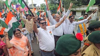 #हर_घर_तिरंगा_अभियान के तहत थांदला में निकली तिरंगा यात्रा
कलेक्टर डॉ. योगेश तुकाराम भरसट के निर्देशन में जिले में संचालित हर घर तिरंगा अभियान के अंतर्गत थांदला नगर में तिरंगा यात्रा का आयोजन किया गया। स्थानीय दशहरा मैदान से एसडीएम श्री भास्कर गाचले के नेतृत्व में निकली यात्रा में बड़ी संख्या में नागरिकों ने उत्साहपूर्वक सहभागिता की। हाथों में राष्ट्रीय ध्वज और राष्ट्रभक्ति के जयघोष के साथ पूरा वातावरण देशभक्ति से ओत-प्रोत नजर आया।
तिरंगा यात्रा में शासकीय एवं निजी शिक्षण संस्थाओं के छात्र-छात्राएं, जनप्रतिनिधिगण, व्यापारीगण, शासकीय अधिकारी-कर्मचारी, लायंस क्लब, विभिन्न सामाजिक एवं स्वयंसेवी संस्थाओं के प्रतिनिधि तथा नगरवासी सम्मिलित हुए। यात्रा नगर के प्रमुख मार्गों से होकर निकली, जहां प्रतिभागियों ने राष्ट्रप्रेम, राष्ट्रीय एकता एवं अखंडता का संदेश दिया।
यात्रा के दौरान विद्यार्थियों द्वारा देशभक्ति पर आधारित विभिन्न गतिविधियां प्रस्तुत की गईं। अणु पब्लिक स्कूल द्वारा वाहन पर भारत माता की आकर्षक झांकी प्रदर्शित की गई तथा विद्यार्थियों ने लंबे राष्ट्रीय ध्वज के साथ यात्रा में सहभागिता की। संस्कार पब्लिक स्कूल के विद्यार्थियों ने तिरंगे के रंगों के गुब्बारों से राष्ट्रीय ध्वज का आकर्षक स्वरूप तैयार किया। वहीं अणु पब्लिक स्कूल के विद्यार्थियों ने स्केटिंग करते हुए हाथों में तिरंगा लहराकर राष्ट्रप्रेम का संदेश दिया।
न्यू हिमालय एज्युकेशन एकेडमी के विद्यार्थियों ने यात्रा के दौरान स्वच्छता के प्रति जागरूकता का संदेश दिया। विद्यार्थियों ने यात्रा मार्ग पर दिखाई देने वाले कचरे को एकत्रित कर नागरिकों को अपने आसपास स्वच्छता बनाए रखने के लिए प्रेरित किया।
एसडीएम श्री भास्कर गाचले ने तिरंगा यात्रा में सहभागिता करने वाले जनप्रतिनिधियों, नागरिकों, शिक्षण संस्थाओं, छात्र-छात्राओं, अधिकारियों-कर्मचारियों, व्यापारियों तथा सामाजिक एवं स्वयंसेवी संस्थाओं के प्रतिनिधियों का आभार व्यक्त किया। उन्होंने नागरिकों से हर घर तिरंगा अभियान में सक्रिय सहभागिता करते हुए अपने घर एवं प्रतिष्ठानों पर सम्मानपूर्वक राष्ट्रीय ध्वज फहराने तथा तिरंगे के साथ सेल्फी लेकर शासन द्वारा निर्धारित पोर्टल पर अपलोड करने का आह्वान किया।
तिरंगा यात्रा के माध्यम से राष्ट्रप्रेम, राष्ट्रीय एकता, स्वच्छता एवं सामाजिक जिम्मेदारी का संदेश दिया गया।
Jansampark Madhya Pradesh CM Madhya Pradesh Indore Commissioner General Administration Department, MP #Jhabua #JansamparkMP #HarGharTiranga #HarGharTiranga2026