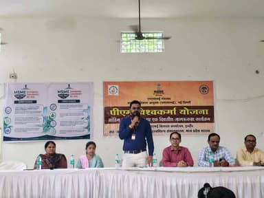 प्रधानमंत्री विश्वकर्मा योजना पर जागरूकता कार्यक्रम आयोजित
100 से अधिक लाभार्थियों ने की सहभागिता, कारीगरों को डिजिटल प्लेटफॉर्म, स्वरोजगार एवं एमएसएमई योजनाओं की दी जानकारी
प्रधानमंत्री विश्वकर्मा (PMV) योजना के अंतर्गत एमएसएमई विकास कार्यालय द्वारा झाबुआ जिले में प्रधानमंत्री विश्वकर्मा योजना पर जागरूकता कार्यक्रम का आयोजन किया गया। कार्यक्रम का उद्देश्य स्थानीय कारीगरों, शिल्पकारों, लाभार्थियों एवं युवाओं को केंद्र सरकार की विभिन्न योजनाओं, स्वरोजगार के अवसरों तथा डिजिटल प्लेटफॉर्म से जोड़ना था।
कार्यक्रम में सहायक निदेशक श्री राज कुमार मोहनानी ने ई मार्केट एप्लीकेशन के माध्यम से उत्पादों की ऑनलाइन बिक्री, डिजिटल प्लेटफॉर्म पर पंजीयन एवं स्वरोजगार के अवसरों के संबंध में विस्तार से जानकारी दी। उन्होंने बताया कि कारीगर एवं एमएसएमई इकाइयां डिजिटल प्लेटफॉर्म का उपयोग कर अपने उत्पादों को व्यापक बाजार तक पहुंचा सकती हैं तथा राष्ट्रीय स्तर पर अपने उत्पादों की बिक्री के अवसर प्राप्त कर सकती हैं।
सहायक निदेशक श्री निलेश त्रिवेदी ने भारत सरकार के सूक्ष्म, लघु एवं मध्यम उद्यम मंत्रालय द्वारा संचालित विभिन्न योजनाओं की जानकारी दी। उन्होंने विशेष रूप से प्रधानमंत्री विश्वकर्मा योजना के उद्देश्य, पात्रता, लाभ एवं आवेदन प्रक्रिया के संबंध में विस्तार से बताते हुए पात्र कारीगरों एवं शिल्पकारों को योजना का लाभ लेने के लिए प्रेरित किया।
कार्यक्रम में एलडीएम झाबुआ श्री गणेश सोनी, ई एंड वाय से श्री मुनेश, जिला उद्योग एवं व्यापार केंद्र की प्रबंधक सुश्री जया परमार, इंडिया पोस्ट पेमेंट्स बैंक के ब्रांच मैनेजर श्री रोहित यादव तथा रोजगार एवं कौशल आजीविका मिशन झाबुआ की जिला प्रबंधक सुश्री सोनिया कटारा उपस्थित रहीं।
अतिथियों ने अपने-अपने विभागों से संबंधित योजनाओं, वित्तीय सहायता, बैंकिंग सुविधाओं, कौशल विकास एवं स्वरोजगार के अवसरों की जानकारी साझा की। साथ ही प्रतिभागियों को उपलब्ध शासकीय योजनाओं से जुड़कर उनका अधिकतम लाभ लेने तथा अपने व्यवसाय और कौशल को आगे बढ़ाने के लिए प्रेरित किया।
जागरूकता कार्यक्रम में बड़ी संख्या में स्थानीय नागरिकों एवं कारीगरों सहित 100 से अधिक लाभार्थियों ने सहभागिता की। कार्यक्रम के अंत में प्रश्नोत्तर सत्र आयोजित किया गया, जिसमें प्रतिभागियों द्वारा प्रधानमंत्री विश्वकर्मा योजना, बैंकिंग, स्वरोजगार एवं डिजिटल प्लेटफॉर्म से संबंधित पूछे गए प्रश्नों एवं जिज्ञासाओं का समाधान किया गया।
Jansampark Madhya Pradesh CM Madhya Pradesh Indore Commissioner #Jhabua #JansamparkMP