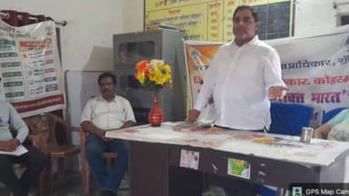जिला विधिक सेवा प्राधिकार कोडरमा के तत्वाधान में गुरुवार को उरवां, चंदवारा पश्चिमी बाराटांड और जामू खाड़ी में विधिक जागरूकता शिविर का आयोजन किया गया। शिविर को संबोधित करते हुए जिला विधिक सेवा प्राधिकार के सचिव गौतम कुमार ने कहा कि अगर देश के युवा सशक्त होंगे तो भारत सशक्त होगा। उन्होंने कहा कि यदि युवा शिक्षित और संस्कारी होंगे तो घर समाज एवं देश सशक्त होगा। उन्होंने युवाओं एवं नाबालिक को नशीले पदार्थों से होने वाले दुष्प्रभावों तथा इसे संबंधित कानून की जानकारी दी। उन्होंने कहा कि नशे के कारण अपराध बढ़ती है, घर टूटता है । इससे बचने की जरूरत है।