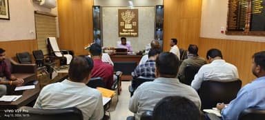 दिनांक 13 अगस्त 2026 को
समाहरणालय स्थित अपने कार्यालय प्रकोष्ठ में जिला पदाधिकारी श्री शेखर आनंद की अध्यक्षता में तकनीकी विभागों के कार्यपालक अभियंताओं के साथ एक उच्चस्तरीय समीक्षा बैठक आयोजित की गई। बैठक के दौरान जिले में संचालित विकास योजनाओं की प्रगति, निर्माण कार्यों की गुणवत्ता और समयसीमा की विस्तृत समीक्षा की गई।
Information & Public Relations Department, Government of Bihar District Administration Sheikhpura