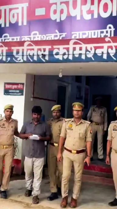 बच्चा पैदा कराने और जमीन से खजाना निकलवाने के नाम पर 15 लाख की ठगी, एक गिरफ्तार
वाराणसी। कपसेठी पुलिस ने बच्चा पैदा कराने तथा जमीन में गड़ी सोने की मूर्ति और खजाना निकलवाने के नाम पर करीब 15 लाख रुपये की ठगी करने वाले गिरोह का खुलासा करते हुए एक अभियुक्त को गिरफ्तार किया है। पुलिस ने उसके कब्जे से 1.85 लाख रुपये नकद और मां दुर्गा की पीली धातु की मूर्ति बरामद की है।
पुलिस के अनुसार, गिरोह के सदस्य लोगों को बच्चा पैदा कराने तथा जमीन में गड़े सोने और खजाने को निकलवाने का झांसा देकर रकम ऐंठते थे। अलग-अलग बहानों से पीड़ितों से करीब 15 लाख रुपये की ठगी की गई। शिकायत मिलने पर पुलिस ने जांच शुरू की और एक अभियुक्त को गिरफ़्तार कर गुरुवार दोपहर बाद लगभग 01 बजे न्यायालय में पेश किया वही कपसेठी थाना अध्यक्ष विकाश मौर्य ने बताया कि बरामदगी के आधार पर आरोपी के खिलाफ विधिक कार्रवाई की जा रही है। गिरोह में शामिल अन्य वांछित अभियुक्तों की गिरफ्तारी के लिए पुलिस लगातार दबिश दे रही है।
#LETESTNEWS #letestअपडेट #LetestUpdate #varanasi__kashi_banaras 👇👇