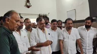 बहरोड़ में वोटर लिस्ट पर सियासी घमासान! 🚨
निकाय चुनावों को लेकर कांग्रेस नेता संजय यादव के नेतृत्व में सौपा ज्ञापन
नगर परिषद चुनाव 2026 से पहले ब्लॉक कांग्रेस कमेटी बहरोड़ ने निर्वाचन अधिकारी बहरोड़ रामकिशोर मीणा को शिकायत देकर फर्जी वोट जोड़ने के आरोप लगाए हैं। कांग्रेस का आरोप—पार्टी विशेष के दावेदारों के दबाव में बिना सत्यापन वोटर लिस्ट में नाम जोड़े जा रहे हैं।
शिकायत में निष्पक्ष जांच और प्रक्रिया रोकने की मांग, कार्रवाई नहीं होने पर धरने और कोर्ट जाने की चेतावनी।
चुनाव से पहले वोटर लिस्ट पर उठे सवाल… क्या होगा अब? 👀
#बहरोड़ #नगरपरिषदचुनाव2026 #वोटरलिस्ट #कांग्रेस #चुनाव #राजस्थान #BN_News