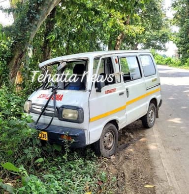 তেহট্টের ইসলামপুরে অ্যাম্বুলেন্সের সাথে লছিমনের ধাক্কা, উল্টে গেল পিছনে থাকা টোটো। #help