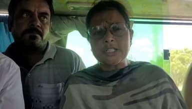 कांग्रेस नेत्री रामा देवी बावरी के नेतृत्व में अनूपगढ़ की जिला बनाने की मांग को लेकर करीब 120 लोग अनूपगढ़ के बिजली बोर्ड से सभा स्थल के लिए रवाना हुए थे । स्थानीय लोगों के द्वारा जिला बनाने की मांग को लेकर नारेबाजी की जा रही थी। पुलिस ने करीब 1.5 किलोमीटर दूर एडीएम ऑफिस से पहले रामा देवी बावरी सहित 60-70 लोगो को बस में भरकर अज्ञात स्थान पर लेकर जा रहे है ।
हालांकि इस मामले में पुलिस अधिकारियों ने सीएम दौरे में व्यस्त होने के कारण किसी भी तरह का बयान देने से इंकार कर दिया है
#anupgarh #police #Congress #CMORajasthan