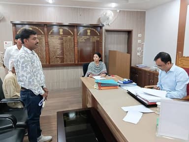 📍 जनसमस्याओं के त्वरित समाधान हेतु जिला प्रशासन, खगड़िया प्रतिबद्ध।
आज जिलाधिकारी, खगड़िया श्री विक्रम विरकर की अध्यक्षता में आयोजित जन समाधान कार्यक्रम में कुल 12 आवेदनों की सुनवाई की गई।
मामले अनुमंडल पदाधिकारी, खगड़िया, निर्वाचन शाखा, जिला परिवहन विभाग, जिला सांख्यिकी पदाधिकारी, जिला लोक शिकायत निवारण पदाधिकारी, जिला भूमि सुधार उप समाहर्ता, श्रम अधीक्षक, प्रखंड विकास पदाधिकारी, गोगरी एवं अंचलाधिकारी, अलौली से संबंधित थे।
सभी मामलों के समयबद्ध, पारदर्शी एवं गुणवत्तापूर्ण निष्पादन के निर्देश संबंधित पदाधिकारियों को दिए गए।
#JanSamadhan #Khagaria #DistrictAdministration #GoodGovernance #Bihar