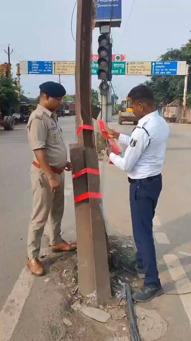 रायगढ़ : सड़क हादसों पर अंकुश लगाने यातायात पुलिस की पहल, यातायात पुलिस टीम ने जिले के ब्लैक स्पॉट का निरीक्षण, रात में वाहन चालकों को दूर से नजर आएंगे दुर्घटना संभावित स्थान, ब्लैक स्पॉट पर लगाए गए रिफ्लेक्टिंग रेडियम, SSP शशि मोहन सिंह के निर्देशन में यातायात पुलिस का ब्लैक स्पॉट पर दुर्घटनाएं कम करने पर फोकस...VIDEO
