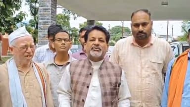टनकपुर : हल्द्वानी में कांग्रेस के राष्ट्रीय अध्यक्ष मल्लिकार्जुन खरगे के कार्यक्रम के बाद मंच के कथित ‘शुद्धिकरण’ को लेकर नगर कांग्रेस कमेटी टनकपुर ने विरोध जताया। कांग्रेस के प्रदेश उपाध्यक्ष हेमेश खर्कवाल के नेतृत्व में कांग्रेस कार्यकर्ताओं ने राज्यपाल को संबोधित ज्ञापन उपजिलाधिकारी पूर्णागिरि के माध्यम से भेजा। कार्यकर्ताओं ने घटना की निंदा करते हुए संबंधित लोगों के खिलाफ कड़ी कानूनी कार्रवाई की मांग की।
#टनकपुर #चम्पावत #कांग्रेस #मल्लिकार्जुनखरगे #हल्द्वानी #उत्तराखंड #कांग्रेसकार्यकर्ता #राजनीति