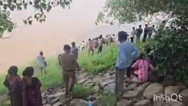 हमीरपुर के सदर सीओ के स्टेनो ने सदर कोतवाली इलाके में यमुना पुल से लगाई छलांग,तेज बहाव से 1 किलो तक बहे महेश पांडे,सूचना पर सीओ सिटी, अधिकारी मौके पर,बीमारी के चलते मानसिक रूप से थे परेशान
#RescueOperation @hamirpurpolice @dmhamirpurup @Uppolice @ADGZonPrayagraj